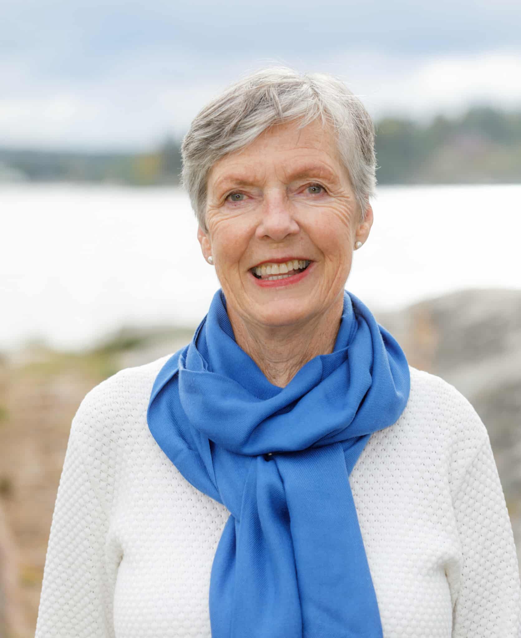 Digital hjälp för äldre – senior med surfplatta får stöd
