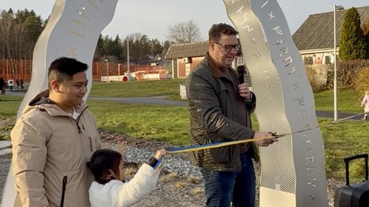 Skånstaparken invigs av Mathias Lindow (L), kommunalråd.