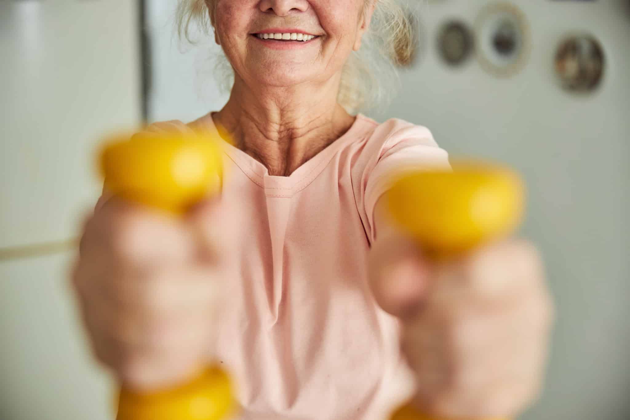 Seniorer tränar lugn gymnastik i seniorsportskolan i Österåker.